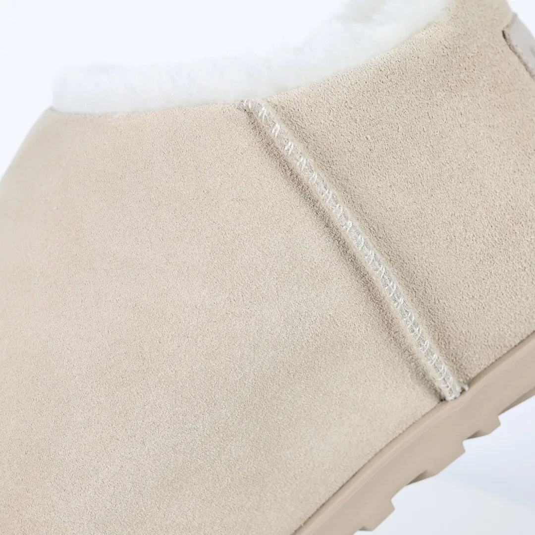 Pick up locally 💰660 Core recommended good price It is a very suitable choice for keeping warm in winter and at home. In the new year, uug has launched a series of styles, which are partial to the preferences of young consumers and have also moved to the forefront of fashion trends. Shoe body material Water-repellent coated suede upper 17mm UGGPURE™ implanted wool insole Lightweight non-slip comfortable rubber outsole With brand LOGO trademark Comes with a full set of packaging Size: 35 36 37 38 39 40